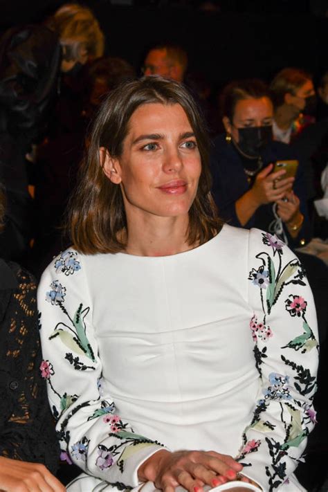 bob chanel|Charlotte Casiraghi senza trucco e con il nuovo bob alla sfilata .